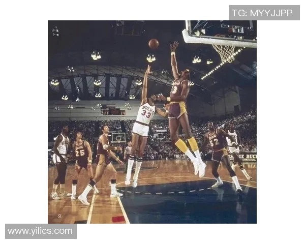 柯林斯与贾巴尔的篮球对决揭示了时代的变迁与运动员的传奇人生