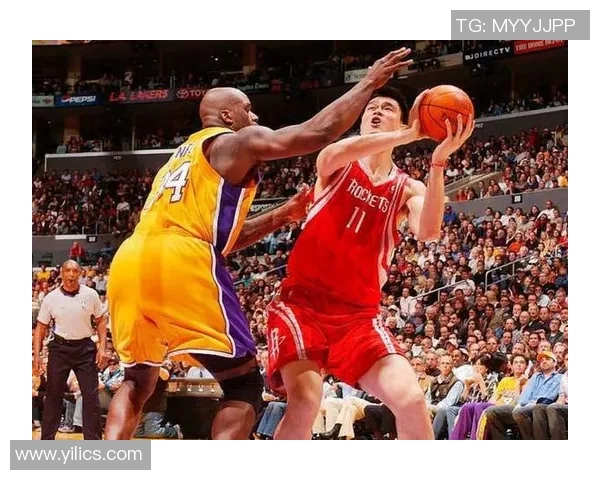 德怀特霍华德与姚明的巅峰对决:谁才是NBA历史最佳中锋之争的赢家 德怀特霍华德与姚明的巅峰对决:谁才是NBA历史最佳中锋之争的赢家